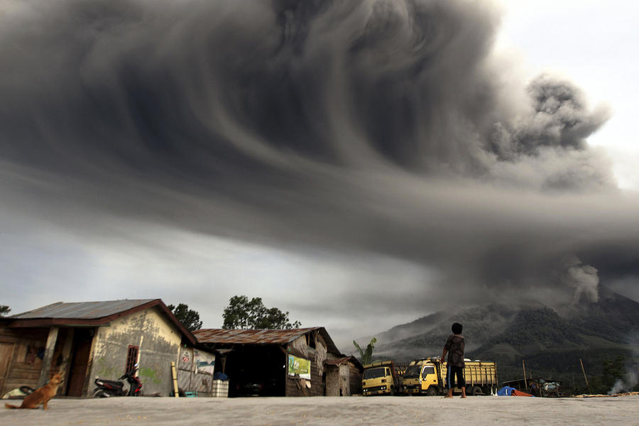 Извержение вулкана Синабунг (19 фото)