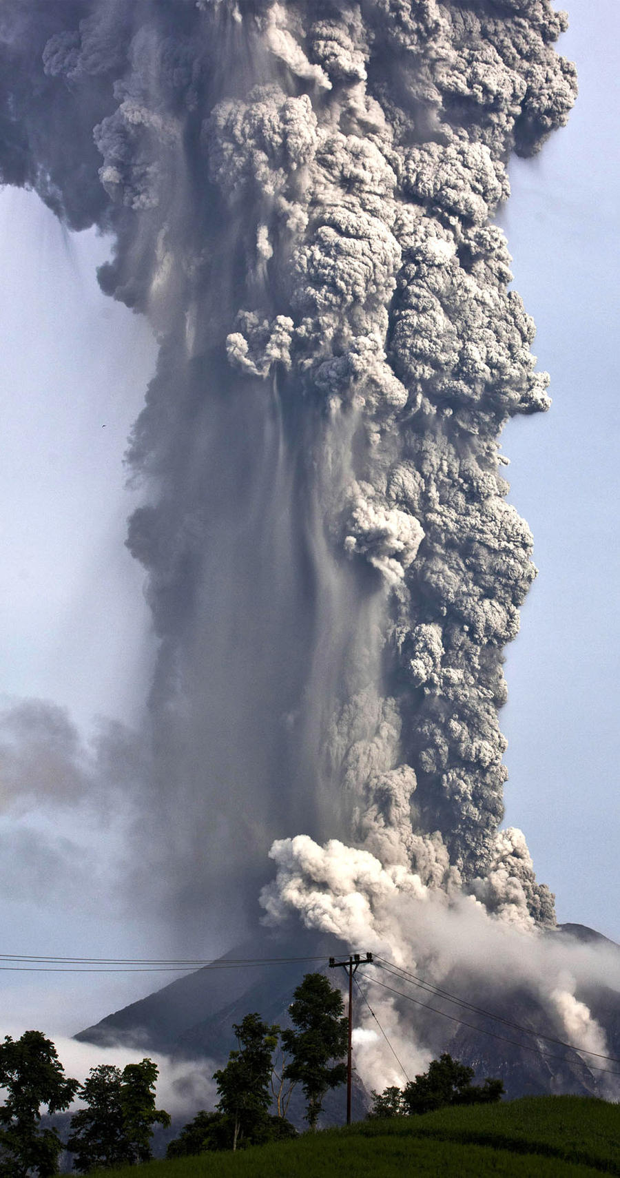 Извержение вулкана Синабунг (19 фото)