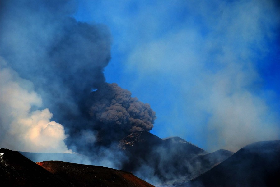 Вулкан Этна осветил Сицилию (7 фото)