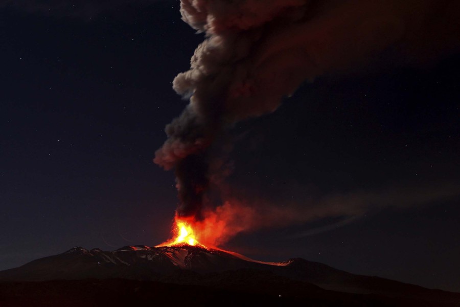 Вулкан Этна осветил Сицилию (7 фото)