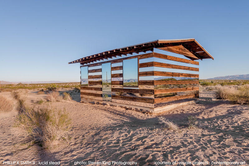 Прозрачный дом из древесины и зеркал в пустыне