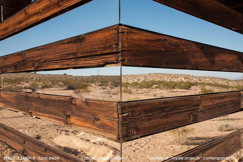 Прозрачный дом из древесины и зеркал в пустыне