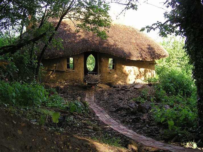 Дом, построенный за 150 фунтов из земли, глины и соломы