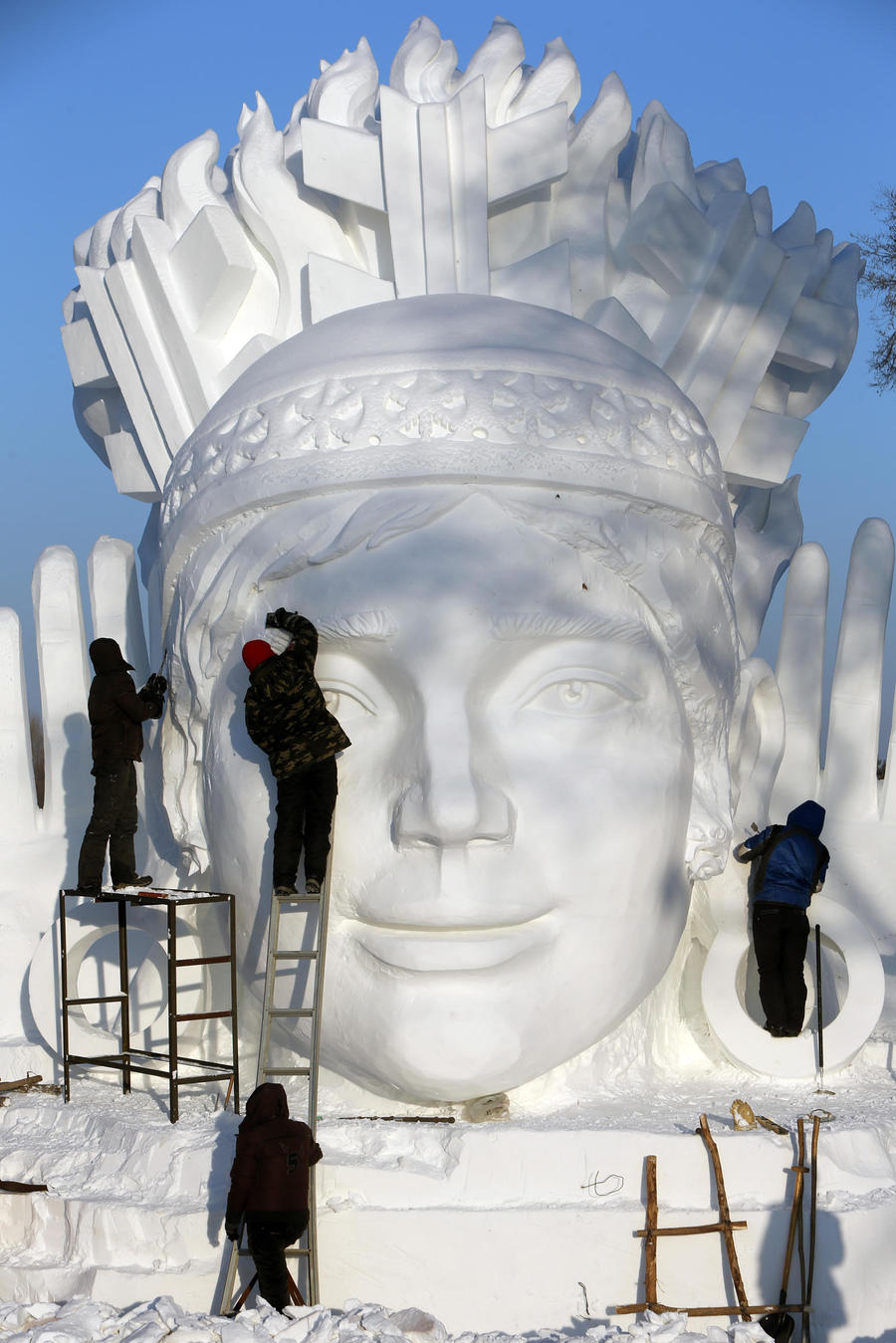 Подготовка к Международной выставке снежных скульптур