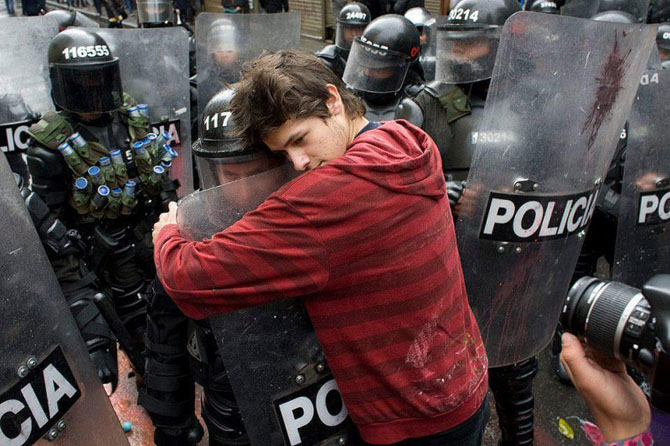 30 фотопримеров человеческого сострадания во время акций протеста