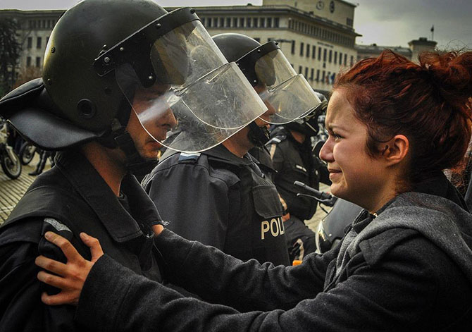 30 фотопримеров человеческого сострадания во время акций протеста