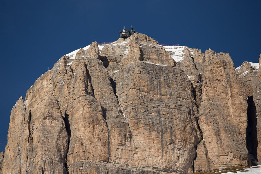 Гол в каменные ворота в горах Италии. Полет человека 150 км/ч
