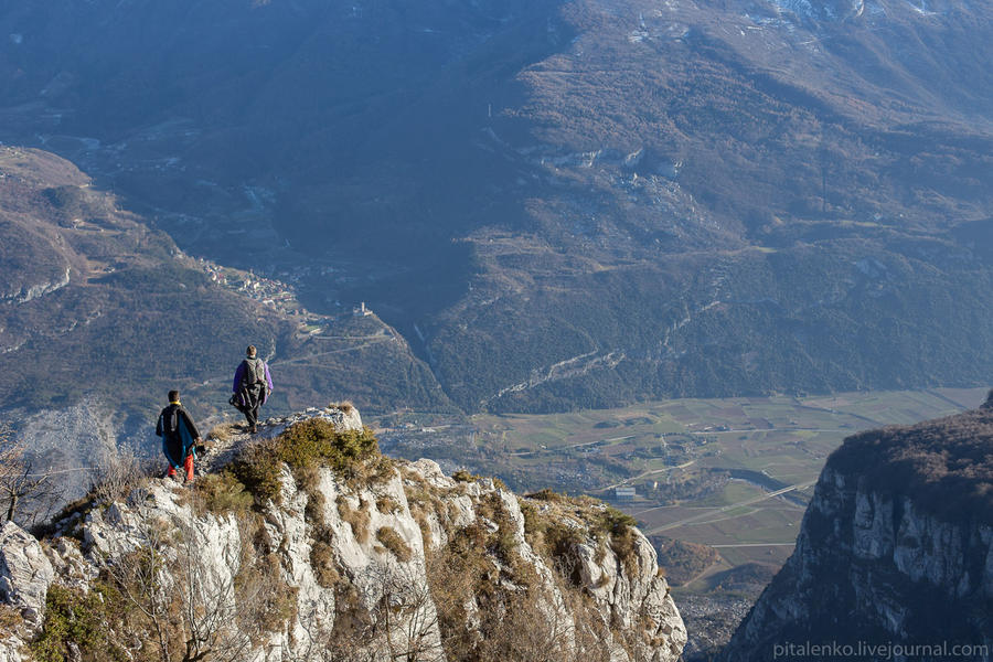 Гол в каменные ворота в горах Италии. Полет человека 150 км/ч