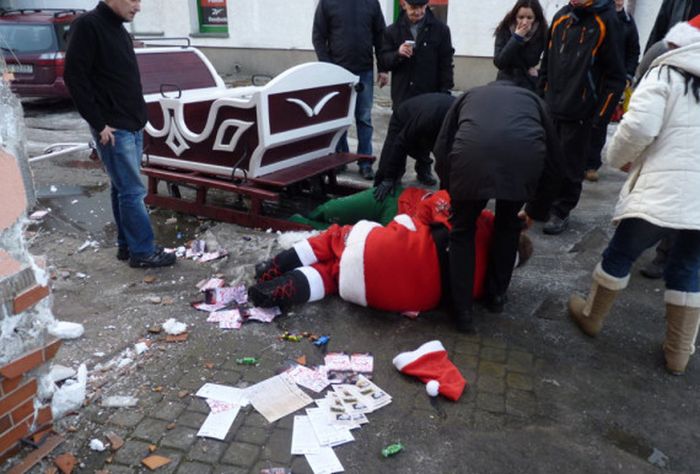 Пьяный Дед мороз со снегурочкой попали в ДТП на санях (8 фото)