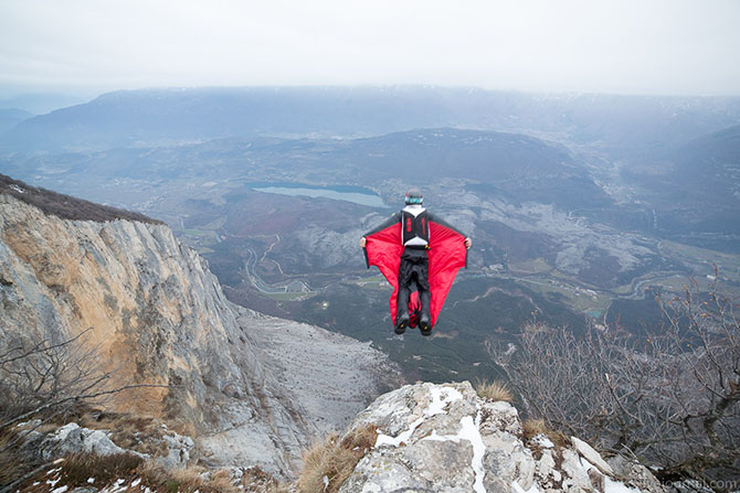 Полет человека в горах Италии
