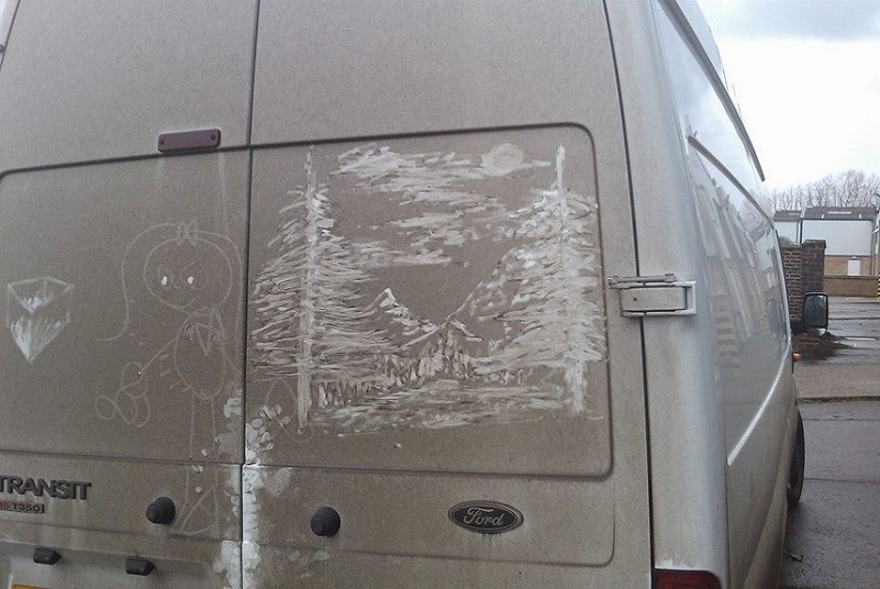 Графитти на грязном белом фургоне