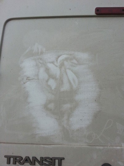 Графитти на грязном белом фургоне