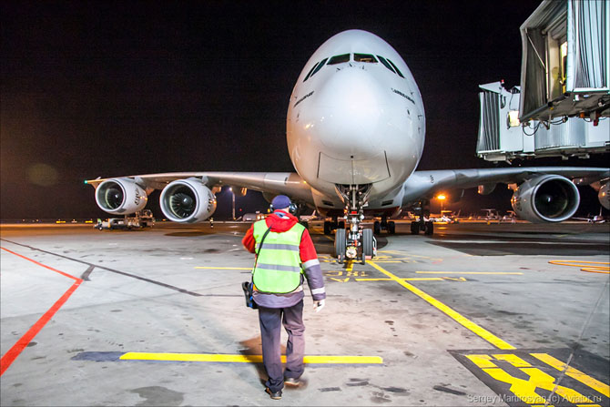 Как обслуживают самый большой пассажирский самолет в Домодедово