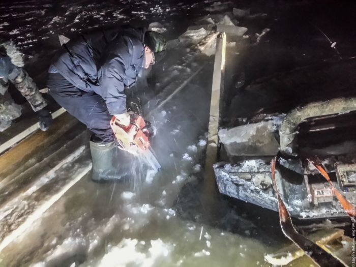 Как вытащить внедорожник, провалившийся под лед (14 фото)