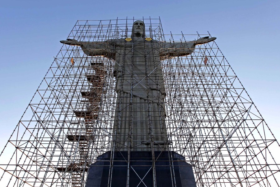 Поврежденная молнией статуя Христа-Искупителя в ремонте