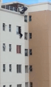 Человека, собиравшегося прыгнуть с окна, затолкнули в квартиру