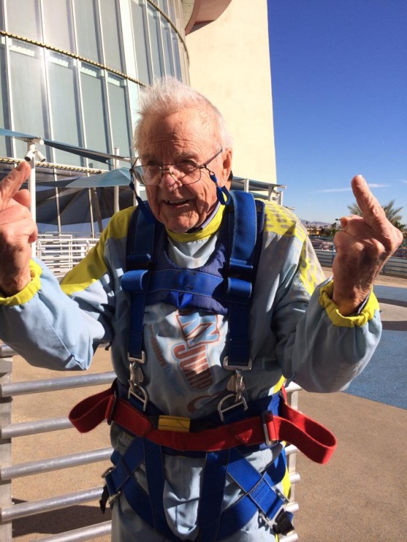 92 летний дедуля, который прыгнул с парашютом со Стратосферы в Лас-Вегасе