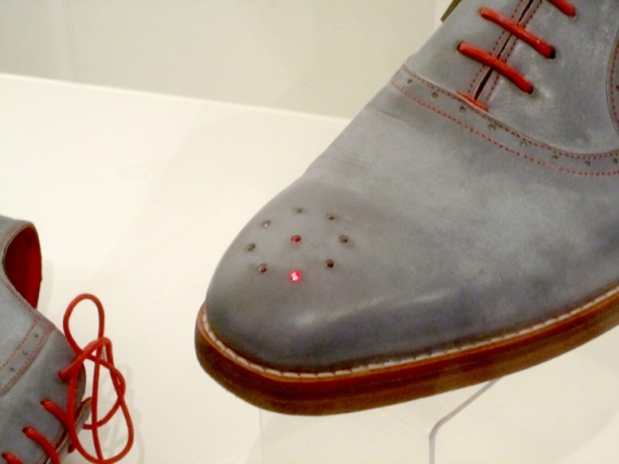 Ученые сделали обувь, которая сама приведет хозяина к своему дому