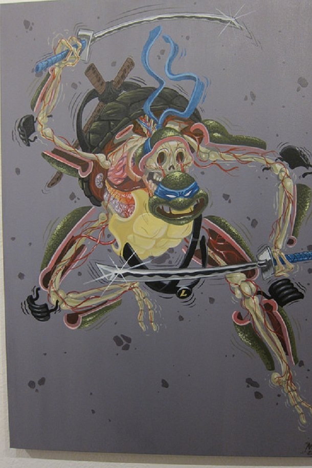 Художник Nychos специализируется на вскрытии человеческого  тела. По случаю выставки Street анатомии в Сан-Франциско, он решил препарировать четыре персонажа Ninja Turtles.