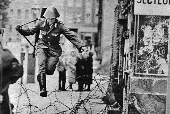 Изобретательные способы, которыми люди перебирались через Берлинскую стену