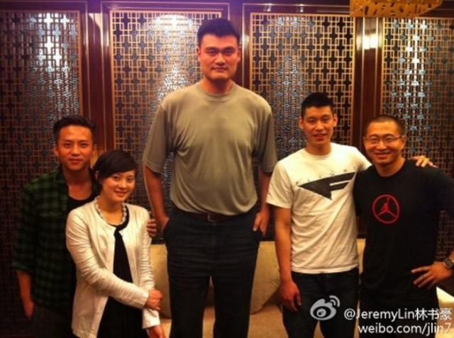 Самый высокий баскетолист Яо Мин 2.29 метра