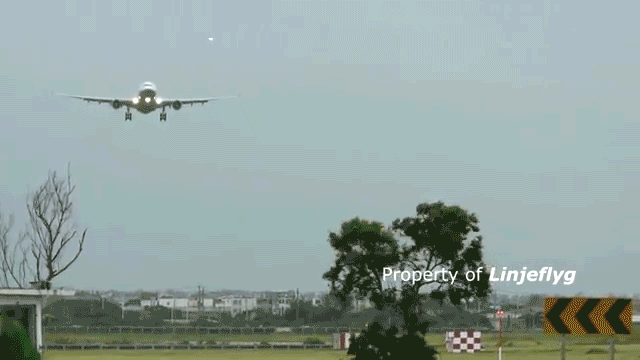 Гифы опасных приземлений самолетов