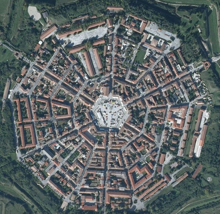 Город крепость в Италии (15 фото)