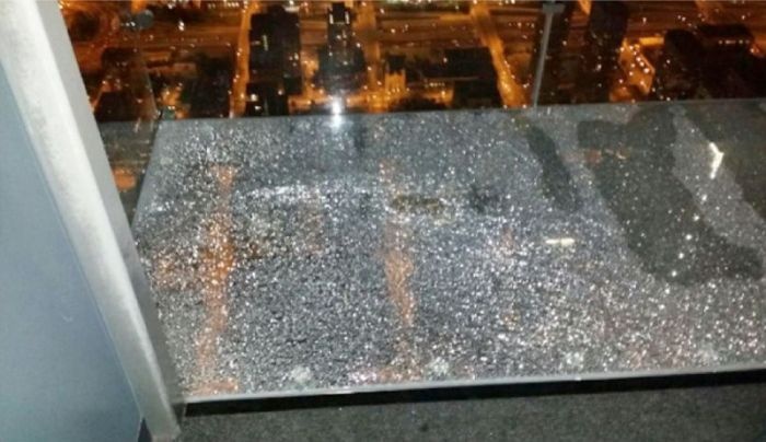 На 103 этаже небоскреба треснул стеклянный пол