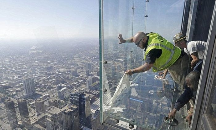 На 103 этаже небоскреба треснул стеклянный пол