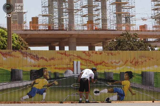 Граффити на тему ЧМ-2014 в Бразилии