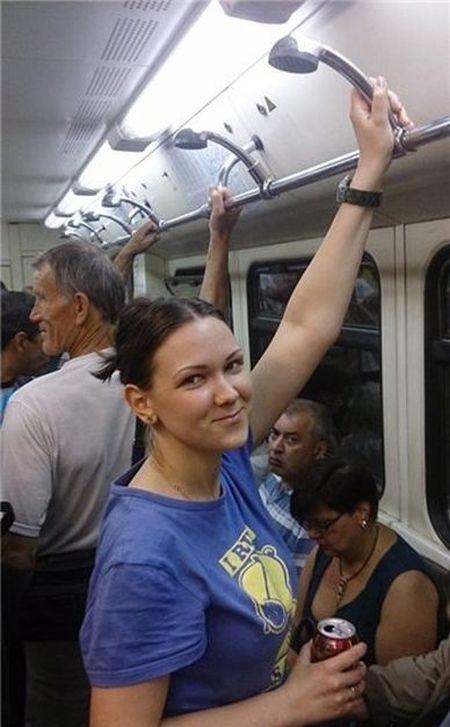 Чья то шутка в московском метро (3 фото)