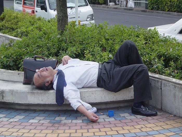 Пьяные японские бизнесмены (20 фото)