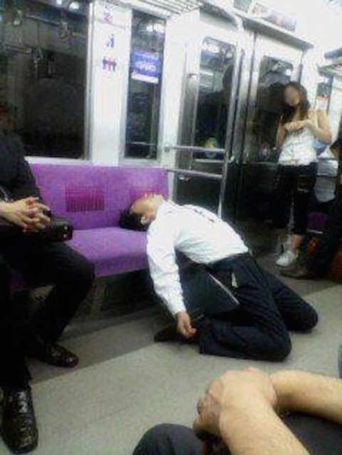 Пьяные японские бизнесмены (20 фото)