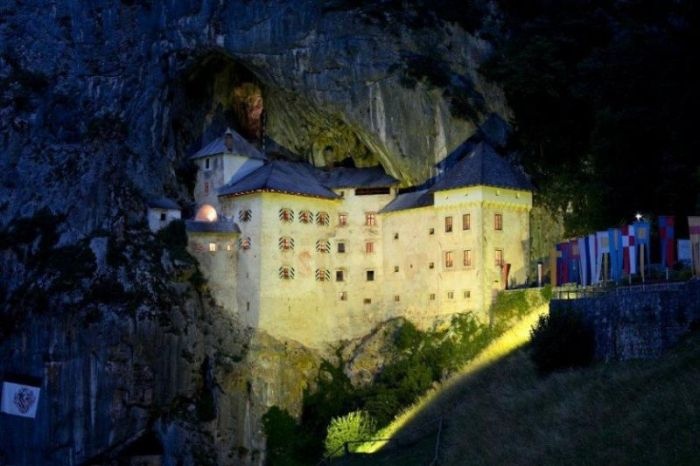Топ 10 самых известных замков с призраками