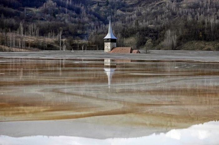Румынская деревня с токсичным озером