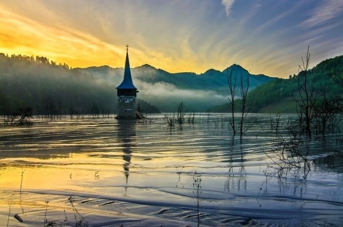 Румынская деревня с токсичным озером