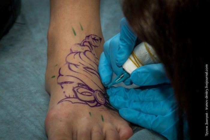 Как наносят на кожу женщина-мастер тату в профессиональных салонах (29 фото)