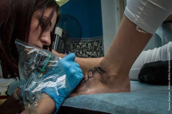 Как наносят на кожу женщина-мастер тату в профессиональных салонах (29 фото)
