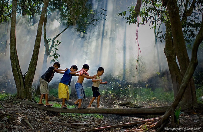 Детские забавы в разных концах света (32 фото)