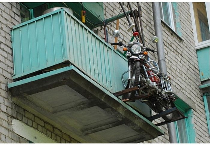 Парковка мотоцикла на балконе 3-го этажа (5 фото)
