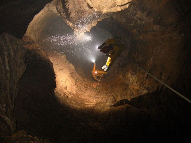 Экскурсия по самой глубокой пещере в мире