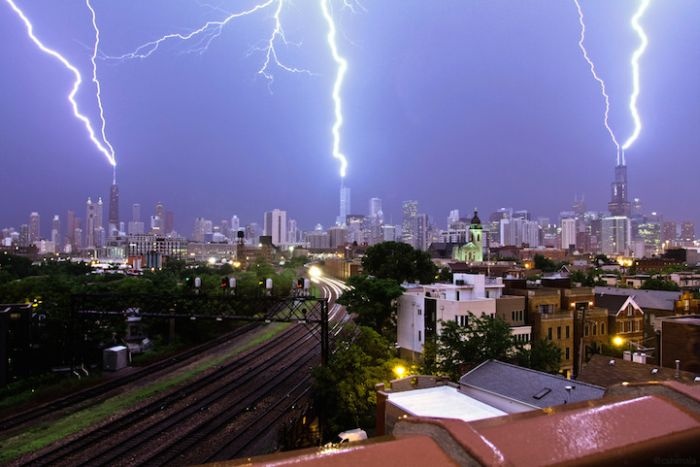 Синхронный удар молний во время шторма в Чикаго (3 фото)