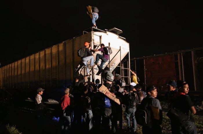 Опасный способ нелегально попасть на территорию США из Мексики (32 фото)