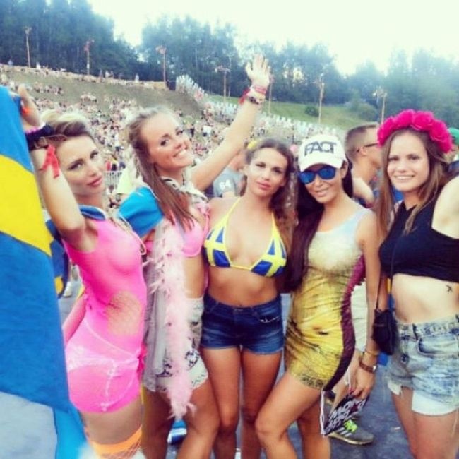 Девушки с музыкального фестиваля Tomorrowland 2014 (44 фото)