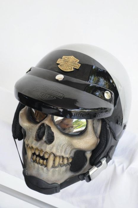 Пугающие мотоциклетные шлемы (30 фото)