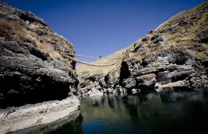 Необычный перуанский подвесной мост, сделанный из веревок (22 фото)