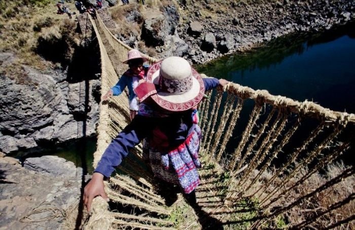 Необычный перуанский подвесной мост, сделанный из веревок (22 фото)