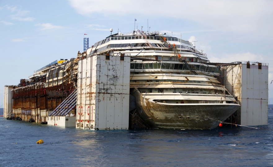Последнее путешествие лайнера Costa Concordia (30 фото)