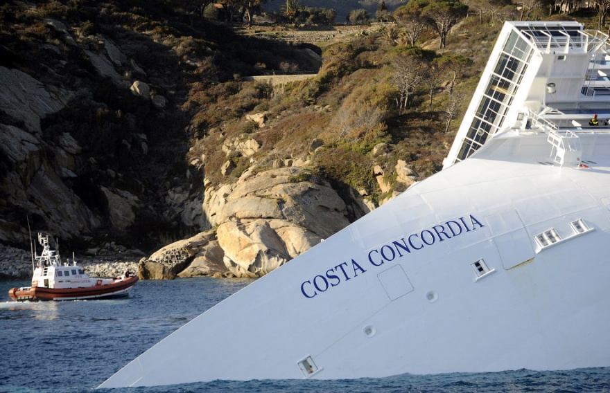 Последнее путешествие лайнера Costa Concordia (30 фото)