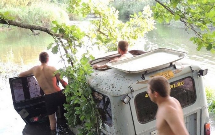 Решили прокатиться по пруду на УАЗике (7 фото+ видео)